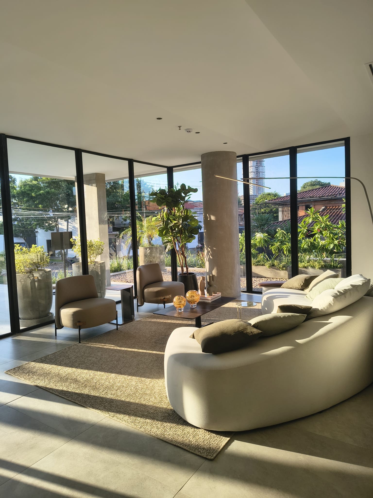 Exclusivo Departamento de Lujo a Estrenar: 1 Dormitorio Amoblado con Diseño, Ubicación Premium Frente al Shopping del Sol. — foto 2