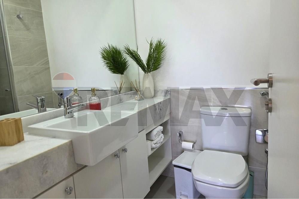 ¡MUDATE HOY! Exclusivo Departamento Amoblado en Edificio Fortaleza Boggiani. Disfrute de una Master Suite de lujo con baño privado y una habitación secundaria. Ambientes Integrados: Cocina moderna de concepto abierto que se fusiona con el living-comedor, — foto 3
