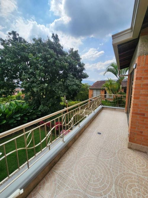 Casa de 3 alcobas en arriendo en Loma Benedictinos, Medellín, 200 m² · foto 8 de 14
