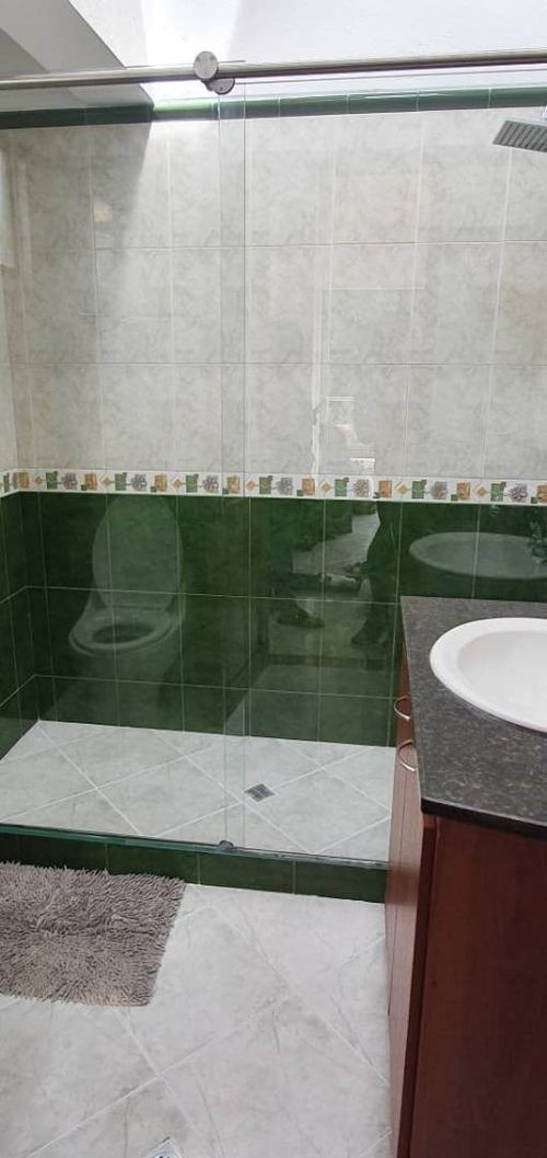 Casa de 3 alcobas en arriendo en Loma Benedictinos, Medellín, 200 m² · foto 9 de 14