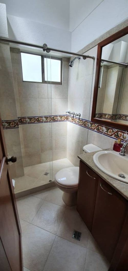 Casa de 3 alcobas en arriendo en Loma Benedictinos, Medellín, 200 m² · foto 11 de 14