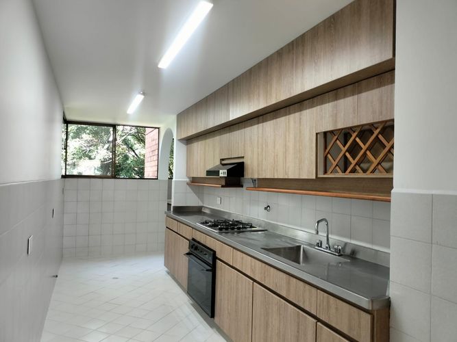 Apartamento de 3 alcobas en arriendo en El Poblado, Medellín, 150 m² · foto 4 de 17