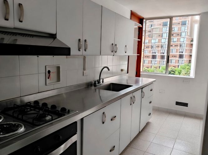 Apartamento de 3 alcobas en arriendo en El Poblado, Medellín, 127 m² · foto 3 de 19