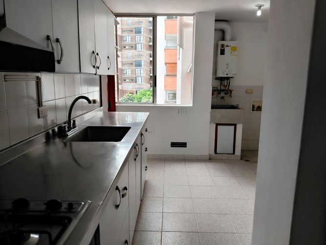 Apartamento de 3 alcobas en arriendo en El Poblado, Medellín, 127 m² · foto 4 de 19