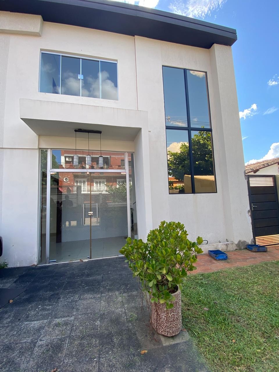 Casa Comercial en Alquiler en Barrio Santa María: ¡Potencial para su Negocio! — foto 2