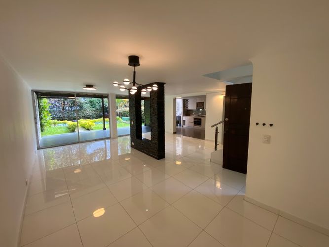 Casa de 3 alcobas en arriendo en El Tesoro, Medellín, 278 m² · foto 4 de 24