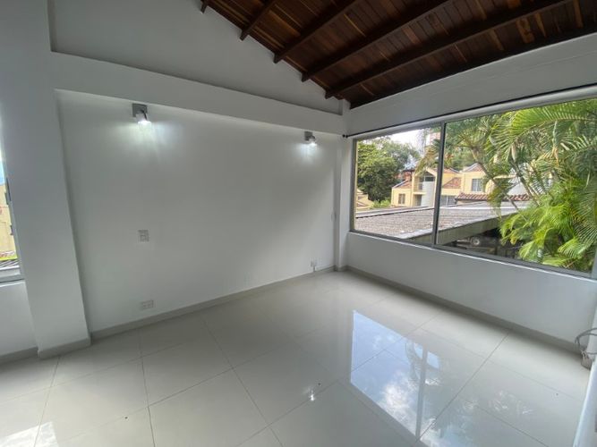 Casa de 3 alcobas en arriendo en El Tesoro, Medellín, 278 m² · foto 9 de 24