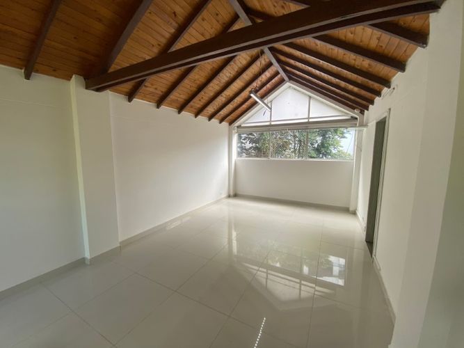 Casa de 3 alcobas en arriendo en El Tesoro, Medellín, 278 m² · foto 16 de 24
