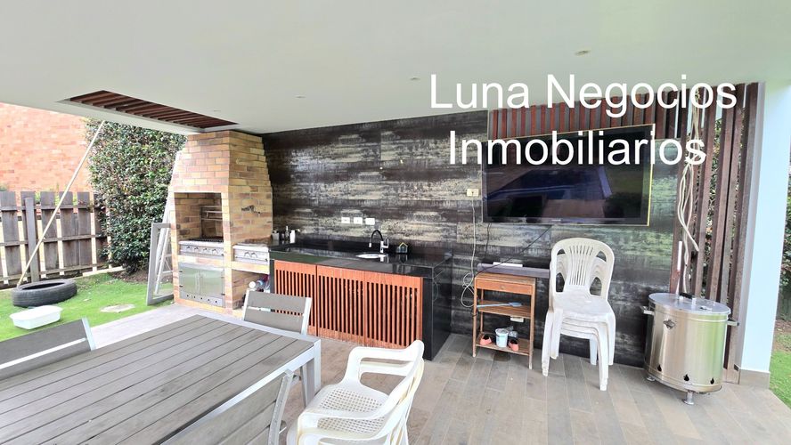 Casa de 5 alcobas en venta en Ruitoque Condominio, Floridablanca, 640 m² · foto 2 de 24