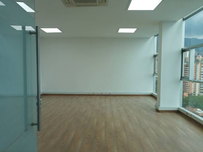 Oficina en arriendo en Los Balsos, Medellín, 50 m² · foto 8 de 9