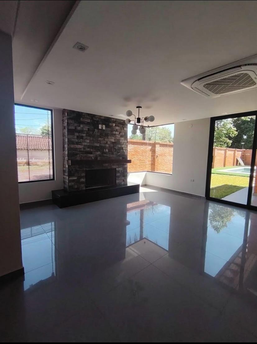 En Venta Exclusiva Casa a Estrenar - Encarnación, Itapúa: ¡Tu Oportunidad de Inversión Soñada!" — foto 2