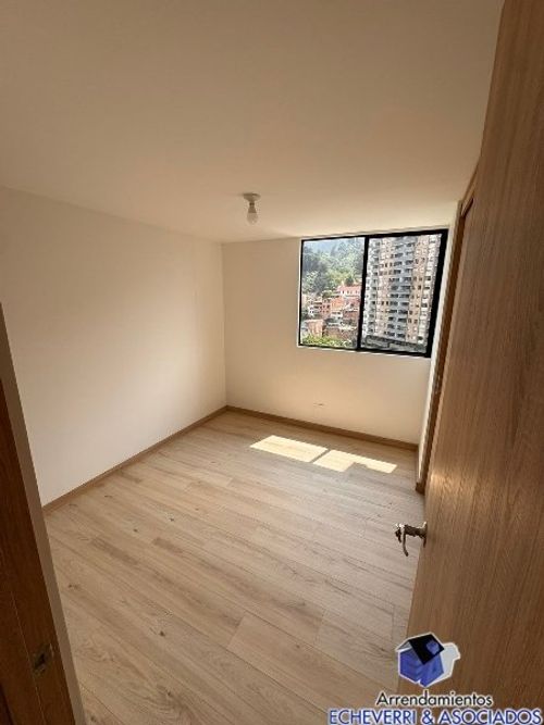 Apartamento de 2 alcobas en arriendo en Camino Verde, Envigado, 74 m² · foto 8 de 11