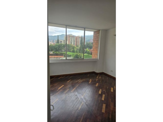 Apartamento de 3 alcobas en arriendo en Loma De Los Bernal, Medellín, 120 m² · foto 14 de 24