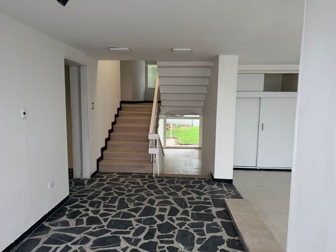 Casa de 7 alcobas en arriendo en El Lago, Bogotá, 290 m² · foto 4 de 15