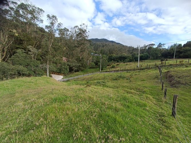 Lote en venta en El Libano, La Calera, 2500 m² · foto 2 de 5