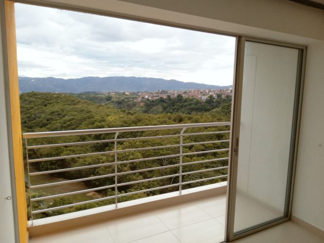 Apartamento de 3 alcobas en venta en Cañaveral, Floridablanca, 80 m² · foto 2 de 13
