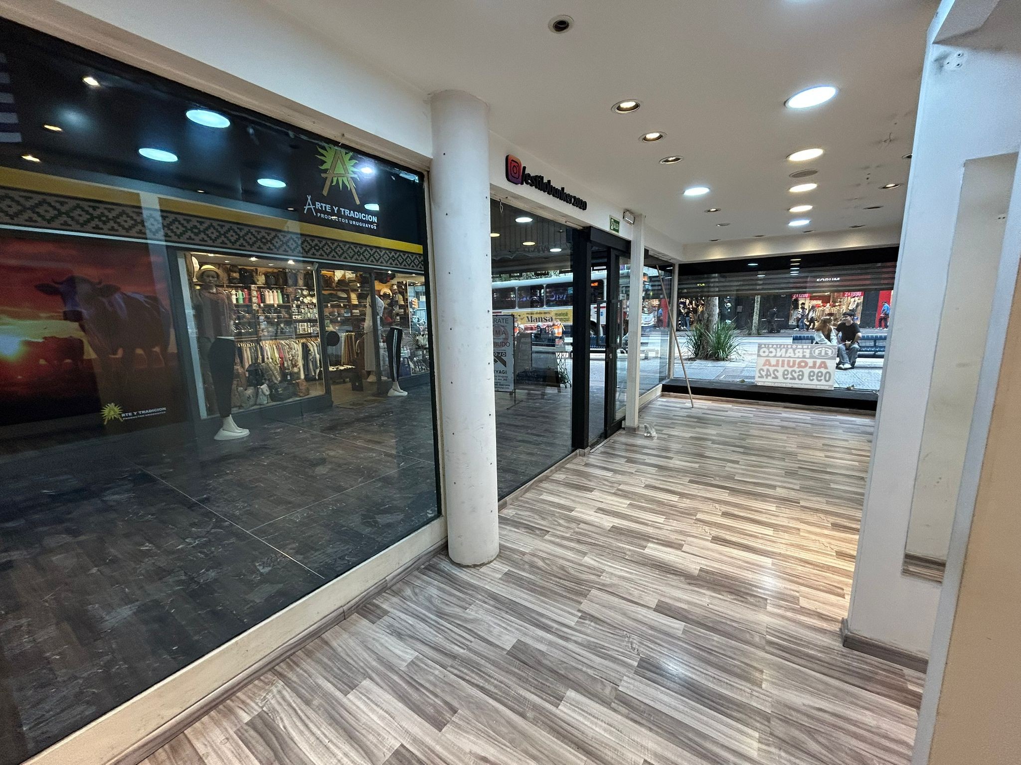 Local Comercial sobre 18 de Julio y J Herrera 50 m2 Boca de Galería Centro