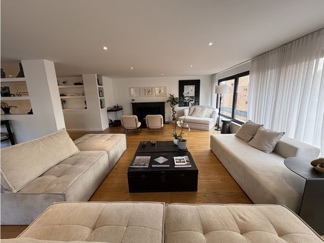 Apartamento de 3 alcobas en venta en Los Rosales, Bogotá, 260 m² · foto 2 de 24
