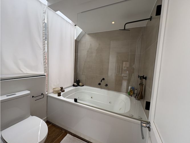 Apartamento de 3 alcobas en venta en Los Rosales, Bogotá, 260 m² · foto 18 de 24