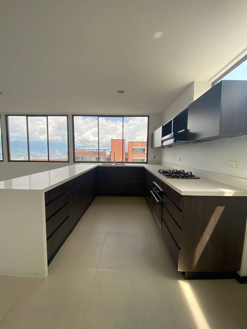 Apartamento en arriendo en Altos Del Poblado, Medellín · foto 3 de 24