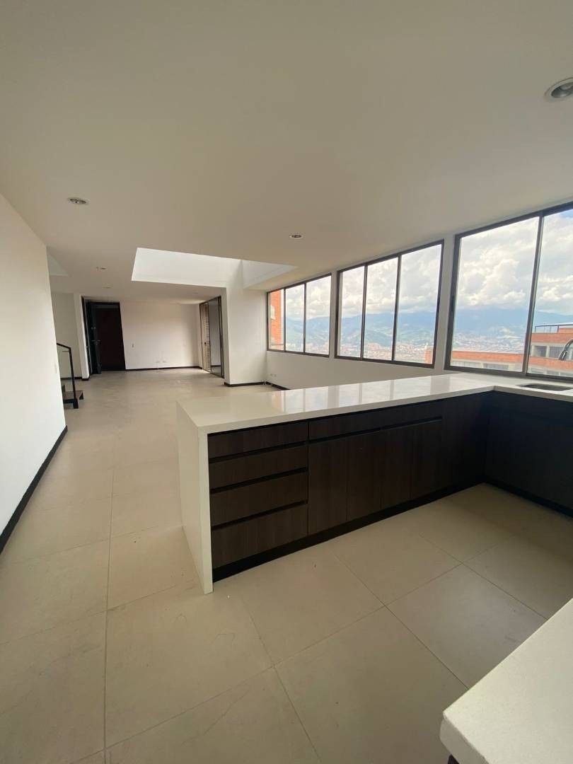 Apartamento en arriendo en Altos Del Poblado, Medellín · foto 4 de 24