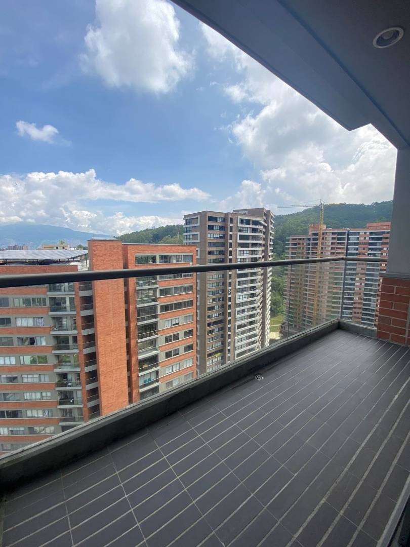 Apartamento en arriendo en Altos Del Poblado, Medellín · foto 5 de 24