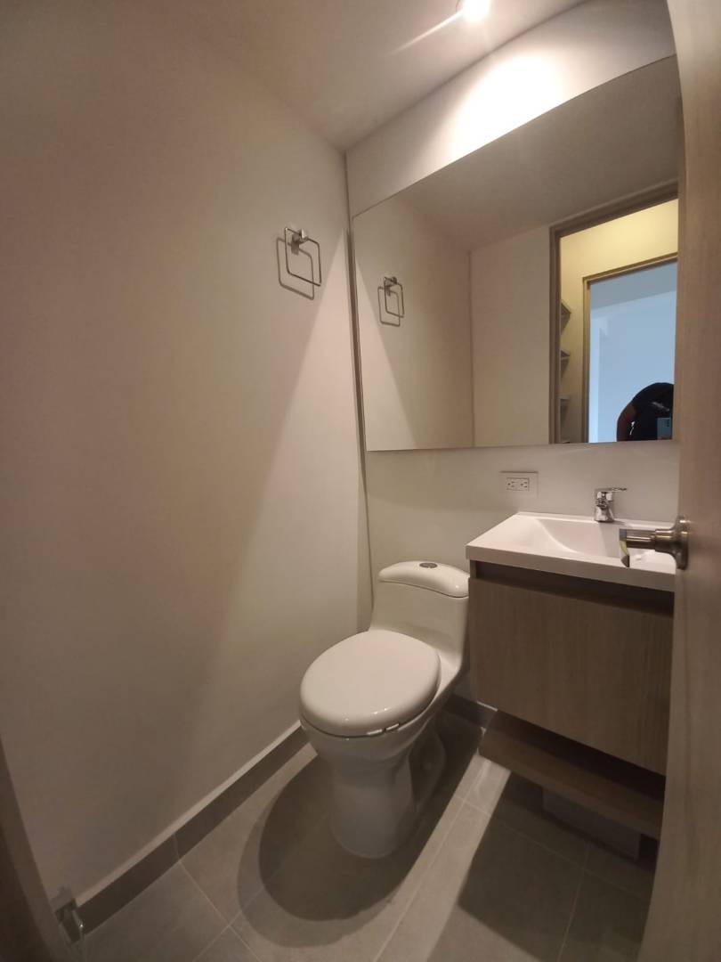 Apartamento en arriendo en Loma Del Esmeraldal, Envigado · foto 10 de 12