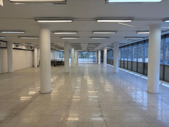 Local en arriendo en La Castellana, Medellín, 1000 m² · foto 3 de 7