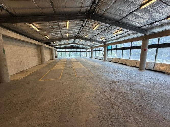 Local en arriendo en La Castellana, Medellín, 1000 m² · foto 4 de 7