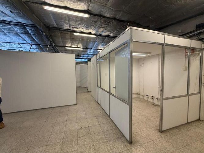 Local en arriendo en La Castellana, Medellín, 1000 m² · foto 6 de 7
