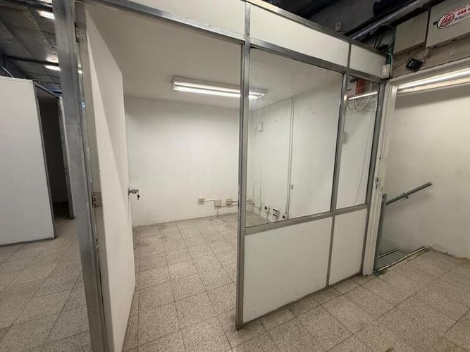 Local en arriendo en La Castellana, Medellín, 1000 m² · foto 7 de 7
