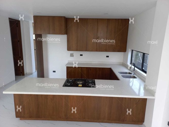 Casa de 4 alcobas en venta en El Salvador, Apartado, 240 m² · foto 2 de 24