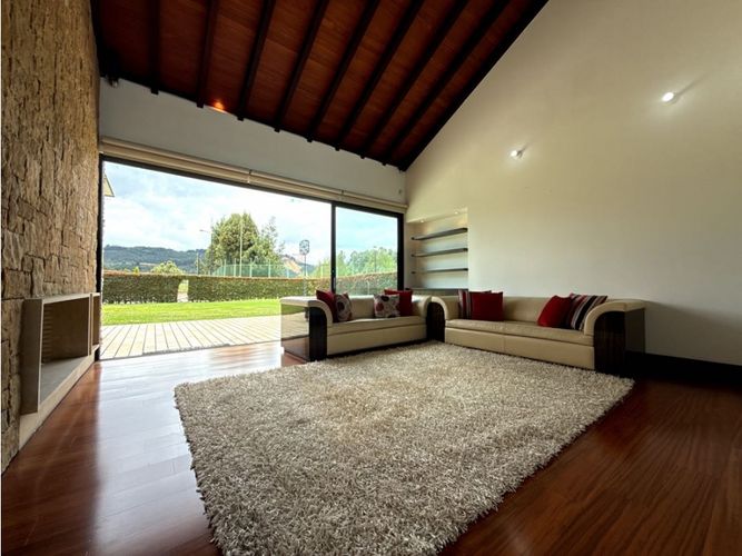 Casa de 4 alcobas en venta en Hatogrande, Sopó, 368 m² · foto 2 de 24