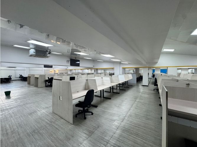 Oficina en arriendo en La Candelaria, Medellín, 1950 m² · foto 2 de 10