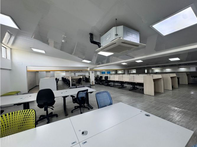 Oficina en arriendo en La Candelaria, Medellín, 1950 m² · foto 9 de 10