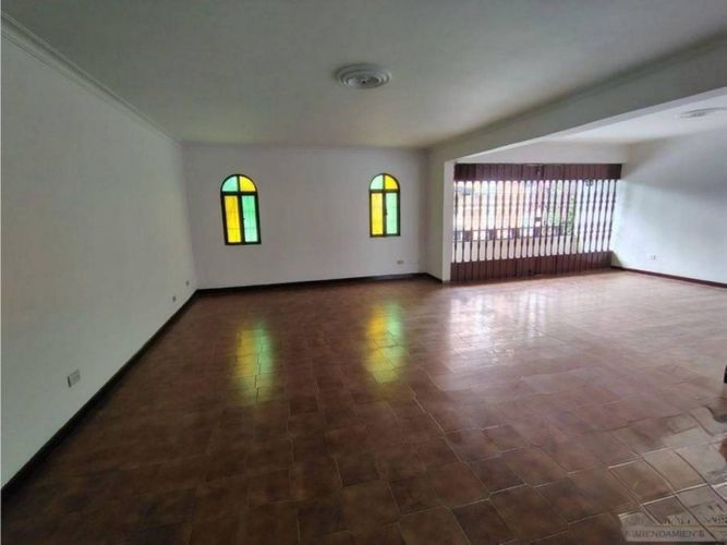 Casa de 6 alcobas en arriendo en Belen Alameda, Medellín, 330 m² · foto 3 de 21