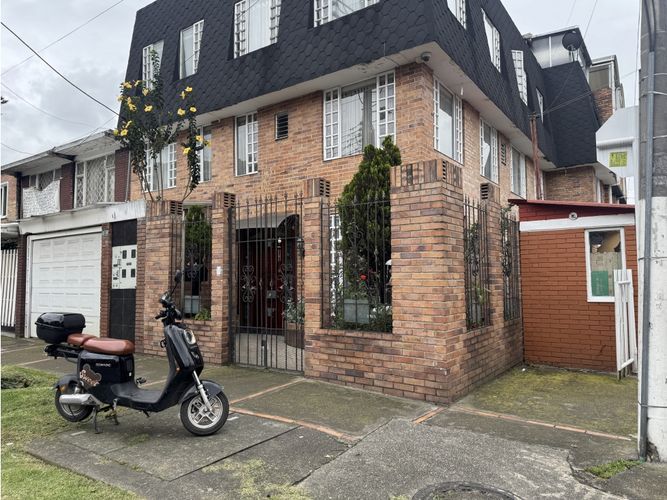 Casa de 5 alcobas en venta en La Esmeralda, Bogotá, 337 m² · foto 2 de 24