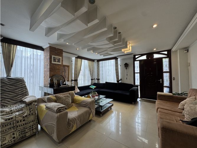 Casa de 5 alcobas en venta en La Esmeralda, Bogotá, 337 m² · foto 7 de 24