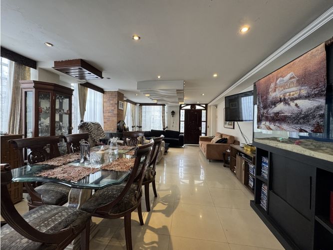 Casa de 5 alcobas en venta en La Esmeralda, Bogotá, 337 m² · foto 8 de 24