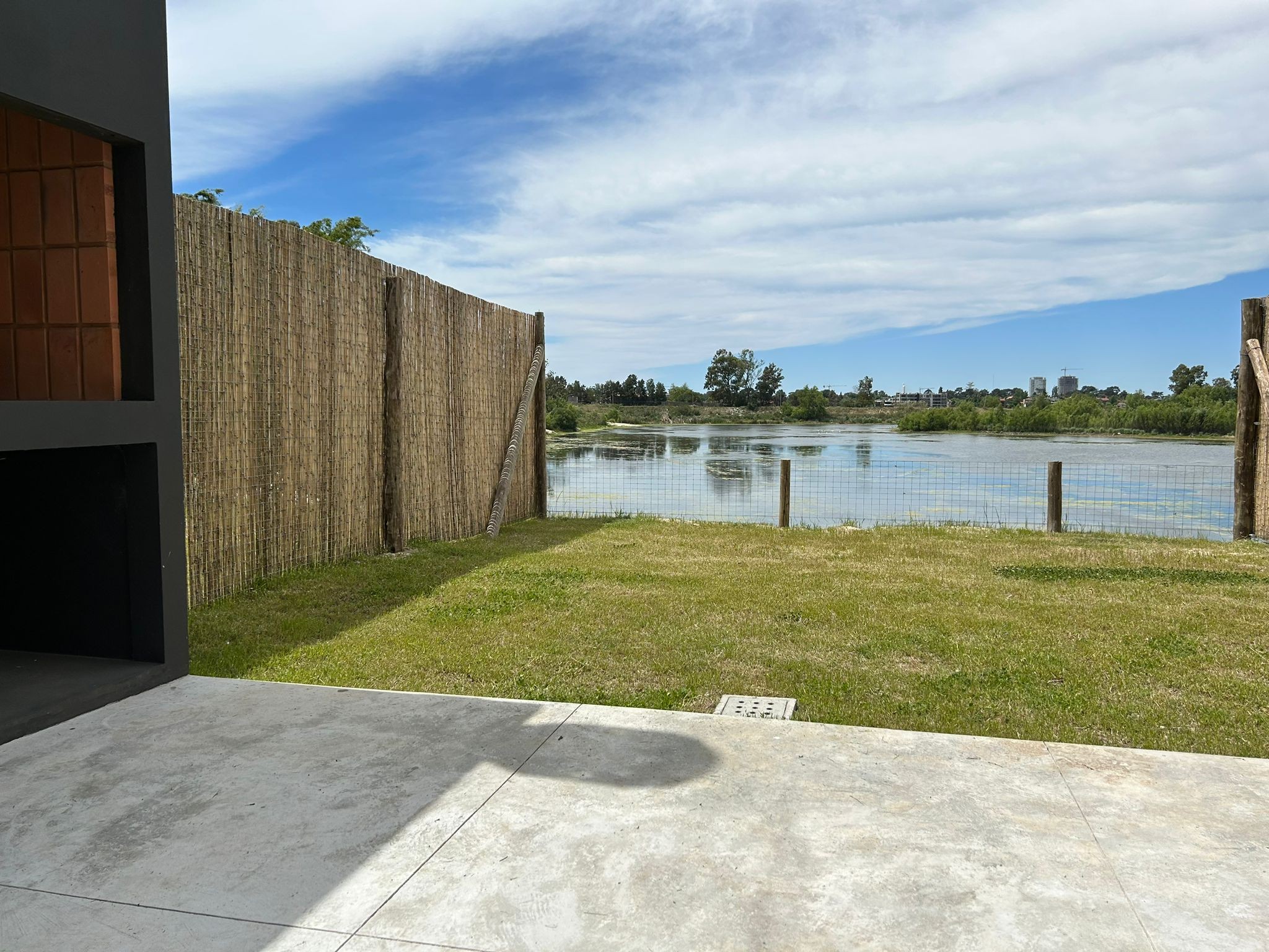 Alquiler casa Almadía 3 dormitorios vista Lago cochera Parque Miramar