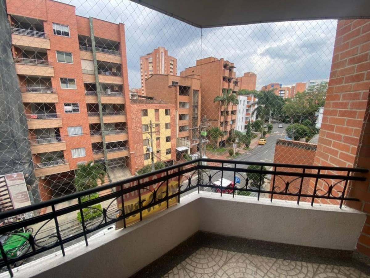 Apartamento en arriendo en Laureles, Medellín · foto 2 de 24