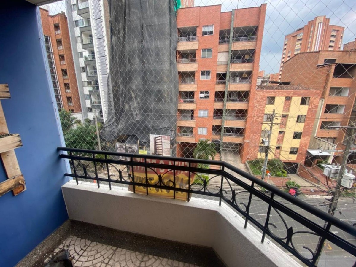 Apartamento en arriendo en Laureles, Medellín · foto 3 de 24