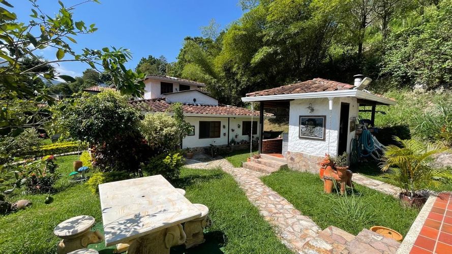 Casa de 4 alcobas en venta en Los Llanitos, Piedecuesta, 1004 m² · foto 4 de 20