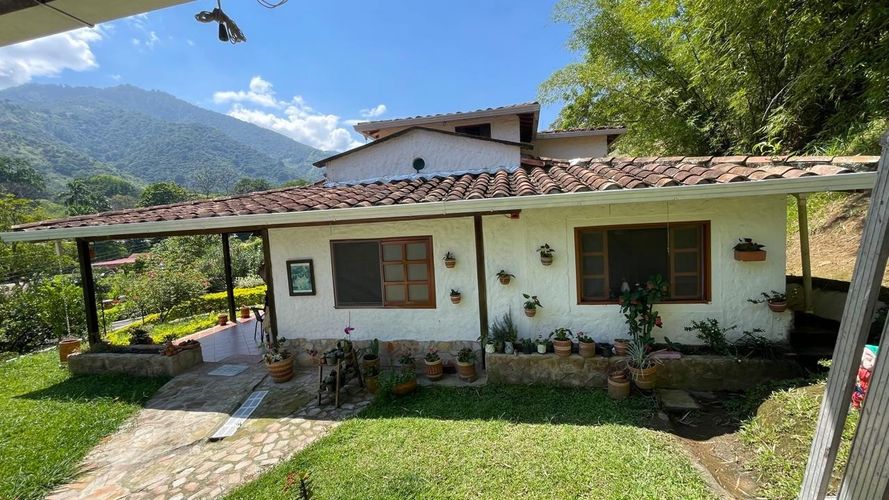 Casa de 4 alcobas en venta en Los Llanitos, Piedecuesta, 1004 m² · foto 8 de 20