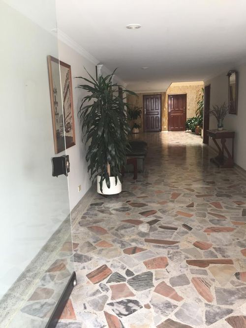 Apartamento de 5 alcobas en venta en Santa Barbara, Bogotá, 240 m² · foto 2 de 24