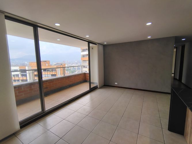 Apartamento de 2 alcobas en arriendo en El Poblado, Medellín, 100 m² · foto 2 de 18