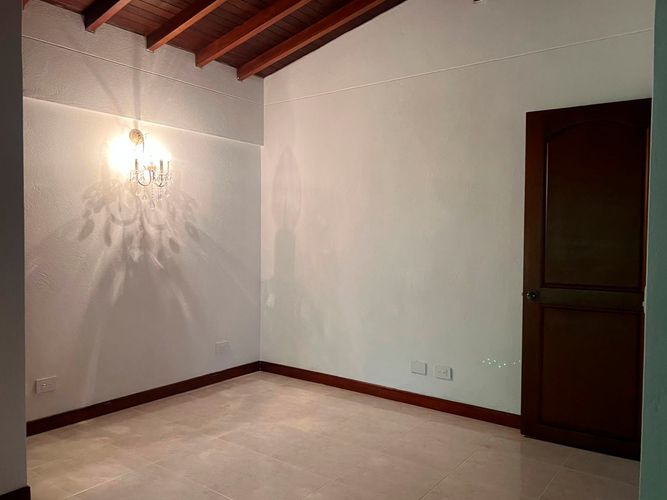 Casa de 4 alcobas en arriendo en El Poblado, Medellín, 220 m² · foto 13 de 18