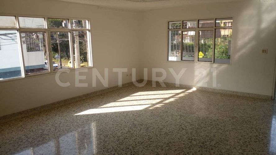 Casa de 12 alcobas en venta en La Esmeralda, Cali, 350 m² · foto 12 de 16