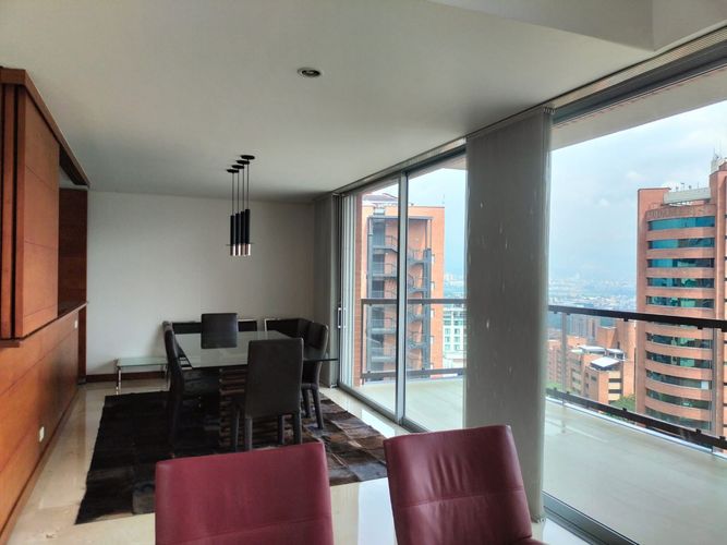 Apartamento de 3 alcobas en venta en El Poblado, Medellín, 207 m² · foto 3 de 19