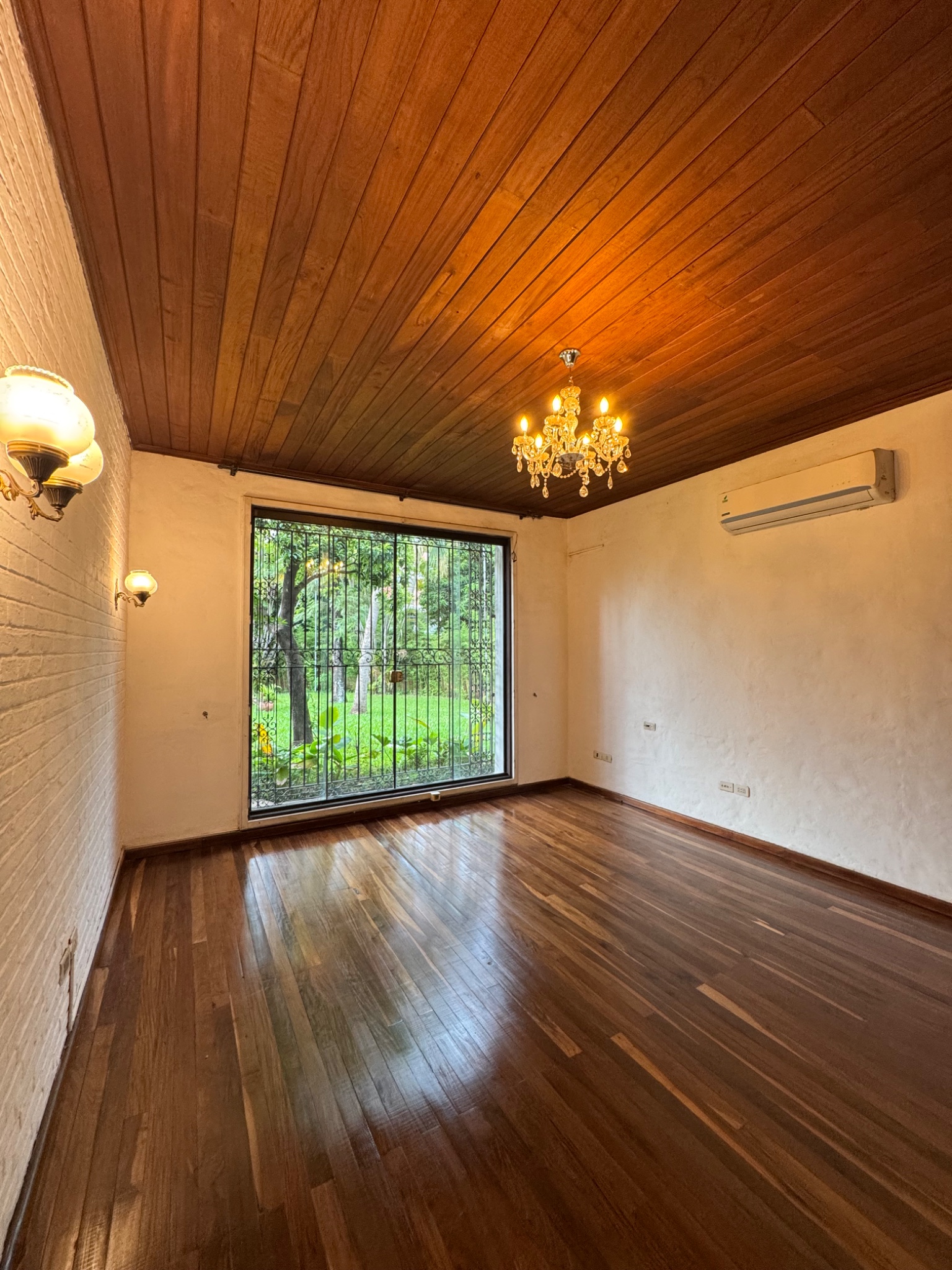 Residencia de Lujo en Alquiler: Ubicación Privilegiada y Estilo de Vida Excepcional — foto 2